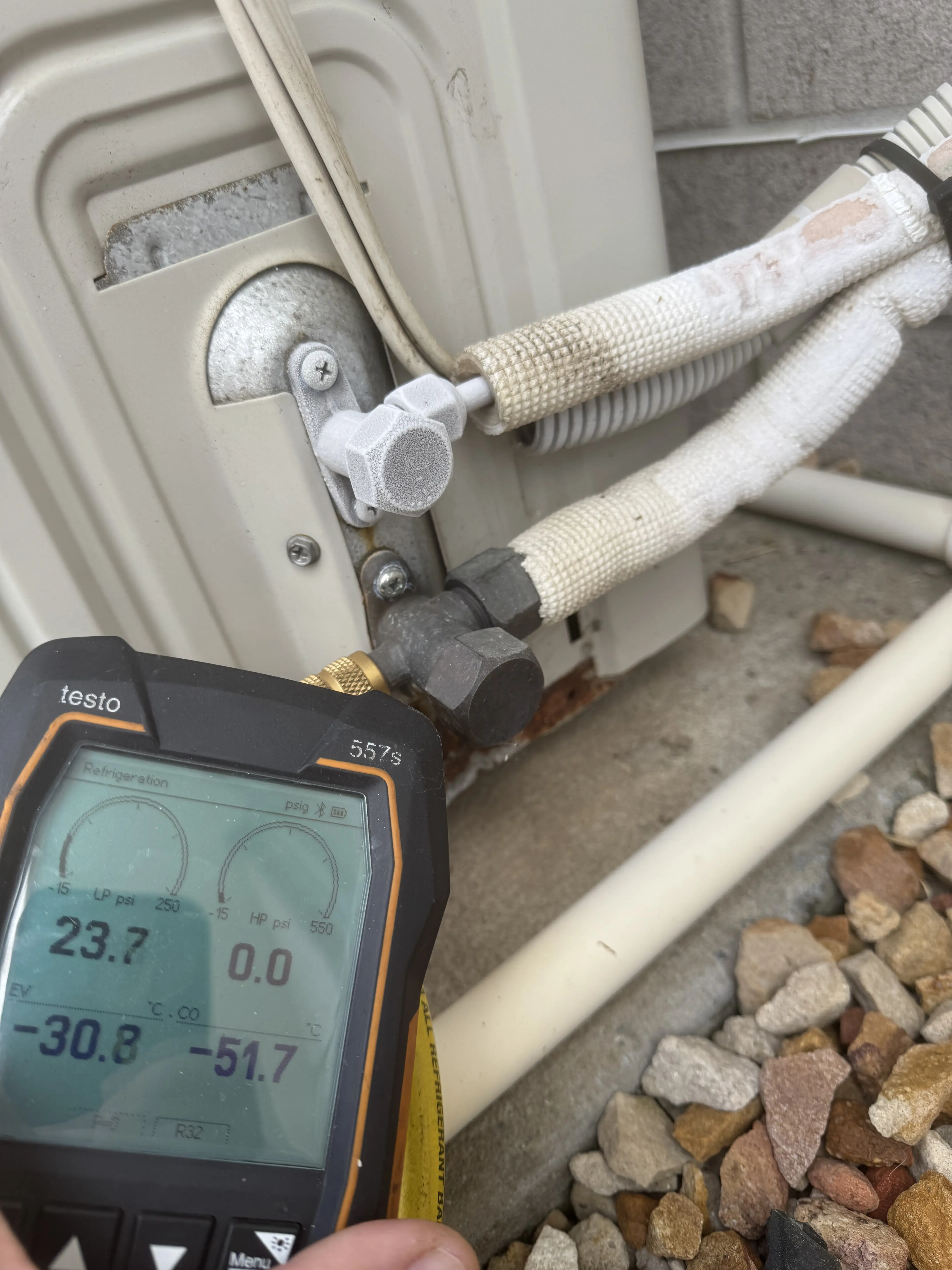 Digital manifold gauge checking low pressure line