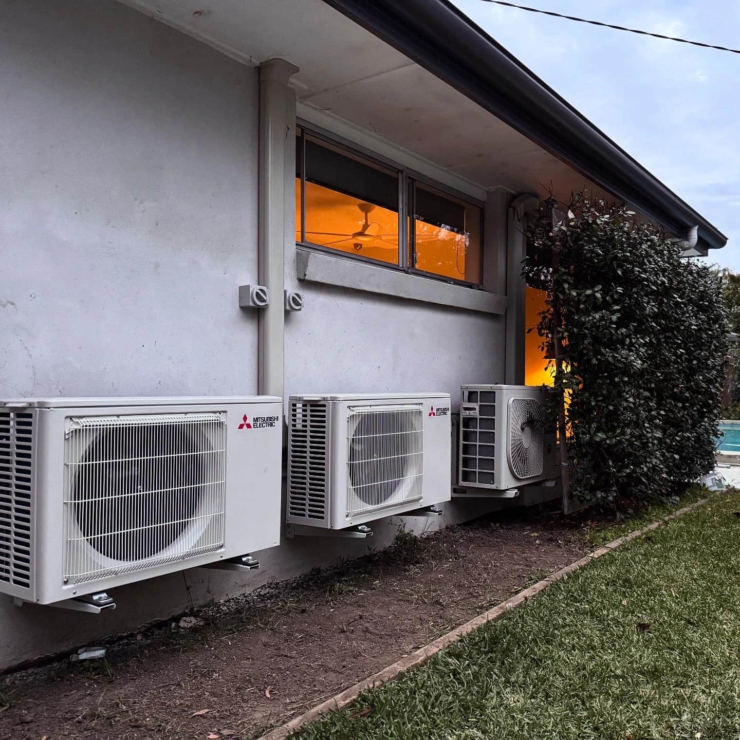 Back to back split system outdoor unit piping connection